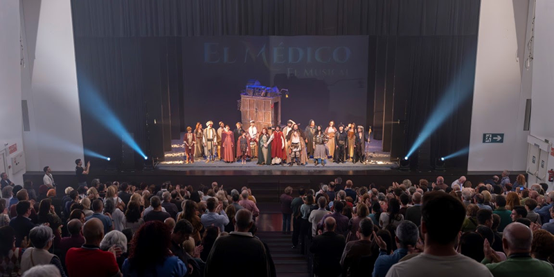 Reparto completo de El Médico, el musical saluda al público tras la función en el Teatro Municipal de Torrevieja, con la sala llena aplaudiendo en pie