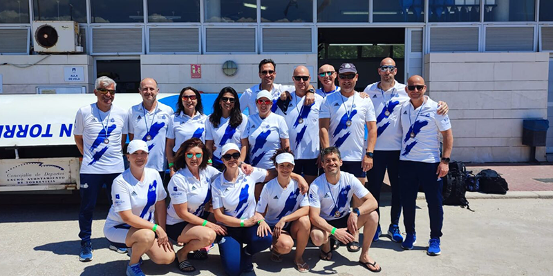 Regatistas del Real Club Náutico de Torrevieja con sus medallas, frente al aula de vela del club.