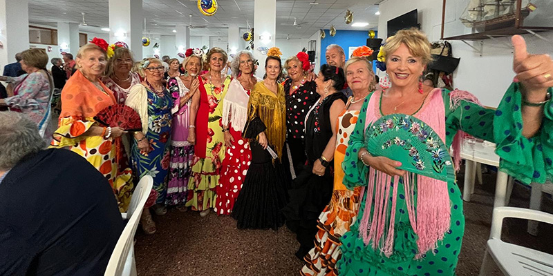 Participantes de la Casa de la Tercera Edad de la calle Pedro Lorca celebrando la fiesta flamenca durante la Semana del Mayor de Torrevieja