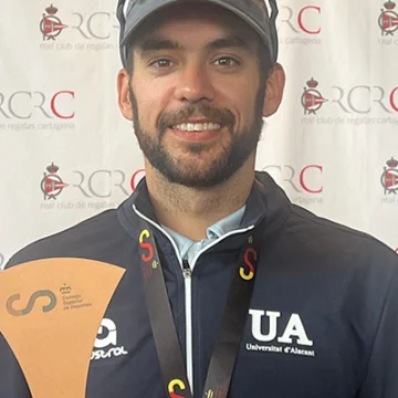 va3411-vela Daniel Cánovas, regatista del Real Club Náutico de Torrevieja, posa con el trofeo y la medalla de bronce tras su participación en el Campeonato de España Universitario de Vela en Cartagena