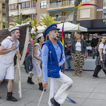 La obra itinerante “Glubs” abrió el I Ciclo de Teatro en la Calle “Salpa Fuera”