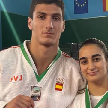 Claudia Morales Imbernón y Luka Kutchashvili, judokas del Judo Club Nozomi de Torrevieja, muestran sus medallas de oro y bronce obtenidas en la Copa de España “A” Junior en Tomelloso.