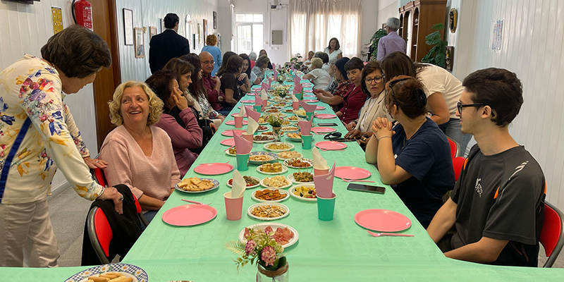 alt="Vista general del Té de la Amistad con las Amas de Casa de Torrevieja, compartiendo mesa y convivencia"