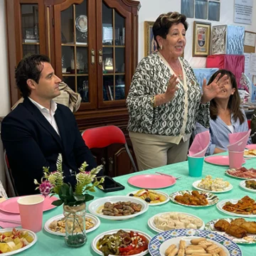 alt="La presidenta Amparo Boj junto al alcalde Eduardo Dolón y la concejal Trudy Páez durante el Té de la Amistad"