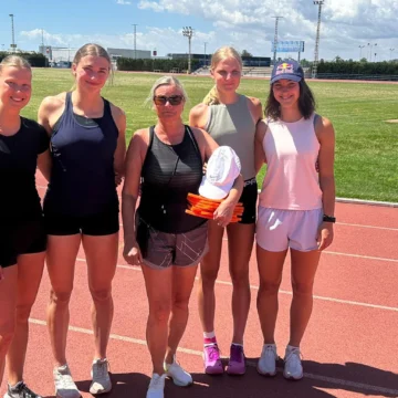Atletas del Club Tartu de Estonia junto a su entrenadora en la pista de atletismo de Torrevieja, durante su stage de preparación para competiciones internacionales.