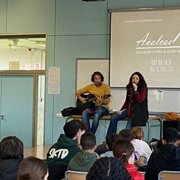 va3412-UTF-8LA CONCEJALÍA DE JUVENTUD PONE EN MARCHA UN PROGRAMA DE DESARROLLO PERSONAL PARA JÓVENES 1 Un momento del taller impartido en un instituto dentro del Programa Vive-T, con música en directo y dinámicas participativas dirigidas a jóvenes de Torrevieja