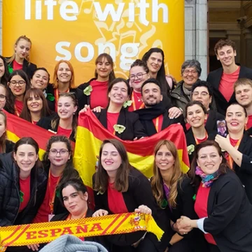El Coro Sinfonía posa con la bandera de España tras recibir el premio Schuman en el Festival de Cork.