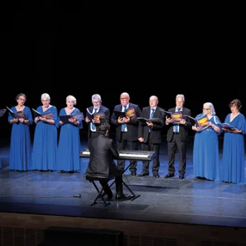 El Coro Nuevo Amanecer de Torrelamata, dirigido por Aníbal Cano Pettersen, durante su recital en el Centro Cultural Virgen del Carmen, interpretando una selección de temas populares y clásicos.
