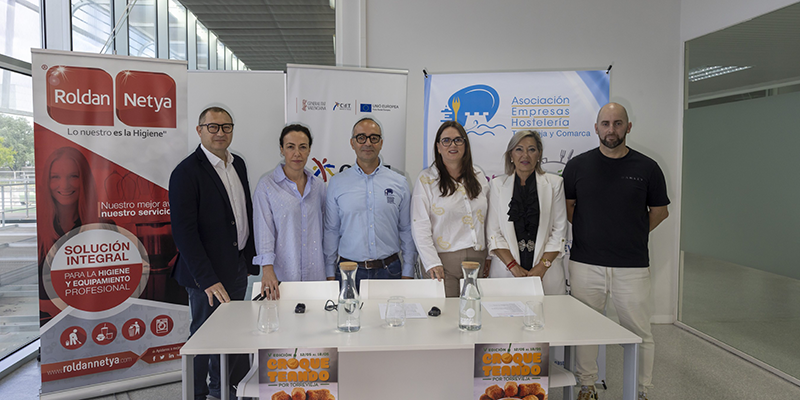 El presidente de la AEHTC, José Ignacio Pastor, junto al jurado oficial compuesto por la concejal de Hostelería, Rosario Martínez, la directora del CdT, Alicia Arenas, un representante de Roldan Netya y dos invitados.