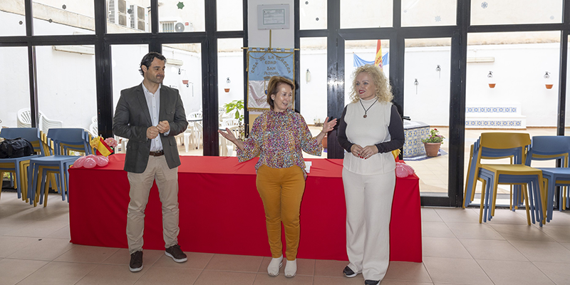 El alcalde Eduardo Dolón, junto a Inmaculada Montesinos y Conchita Vaquero, durante la entrega de diplomas del Taller de Cerámica de Gente Mayor en la Casa de la Tercera Edad.