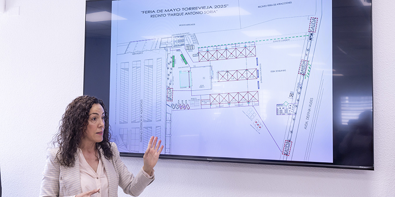alt="Vicealcaldesa Rosa Martínez mostrando el plano de distribución de casetas para la Feria de Mayo 2025"