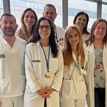 Profesionales de Alergología y Neumología del Hospital de Torrevieja durante la campaña informativa del Día Mundial del Asma en la zona de Consultas Externas.