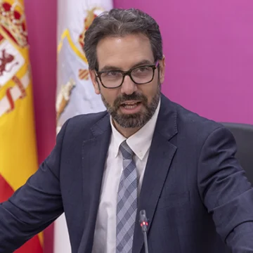 El concejal secretario de la Junta de Gobierno, Federico Alarcón, durante la rueda de prensa tras la sesión del 6 de mayo de 2025, celebrada en el Ayuntamiento de Torrevieja.