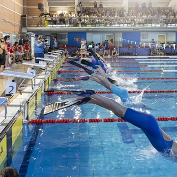 Socorristas saltando al agua durante el XIII Spanish Open en la piscina municipal de Torrevieja.
