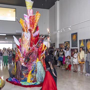 Paula Martínez, directora de la Escuela de Danza Oriental, realizó una danza ritual momentos antes de la apertura.