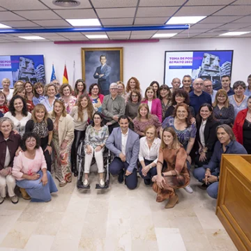 Foto grupal de los 56 nuevos funcionarios municipales tras su toma de posesión en el salón de plenos del Ayuntamiento de Torrevieja, con presencia del alcalde Eduardo Dolón.