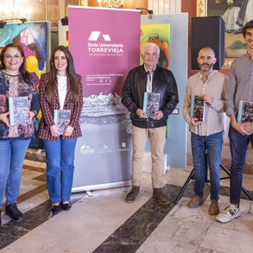 La concejal Concha Sala junto a representantes de la sede de la UA, el autor Raúl Rodríguez-Ferrándiz y periodistas locales en la presentación del libro “Desinformación y poder”.