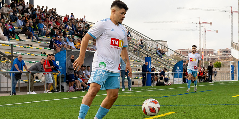 va3413-futbol alt="Matías Laxague, jugador del Sporting Costablanca Torrevieja, en acción durante un partido de liga ante la afición local en el campo de fútbol municipal."