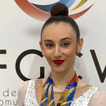 alt="Blanca Tomás, gimnasta del Club de Gimnasia Rítmica de Torrevieja, en plena ejecución durante la Fase Autonómica del Campeonato de España en Calpe, donde se proclamó subcampeona de Primera categoría."
