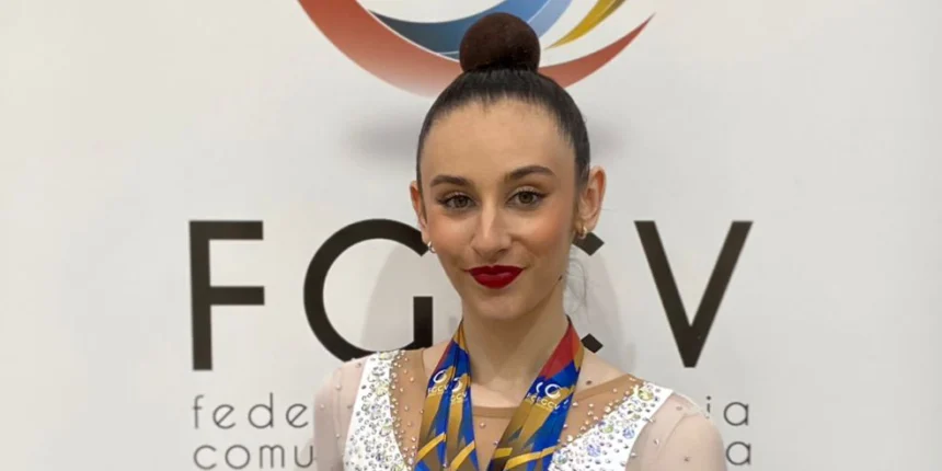 va3413-gr alt="Blanca Tomás, gimnasta del Club de Gimnasia Rítmica de Torrevieja, en plena ejecución durante la Fase Autonómica del Campeonato de España en Calpe, donde se proclamó subcampeona de Primera categoría."