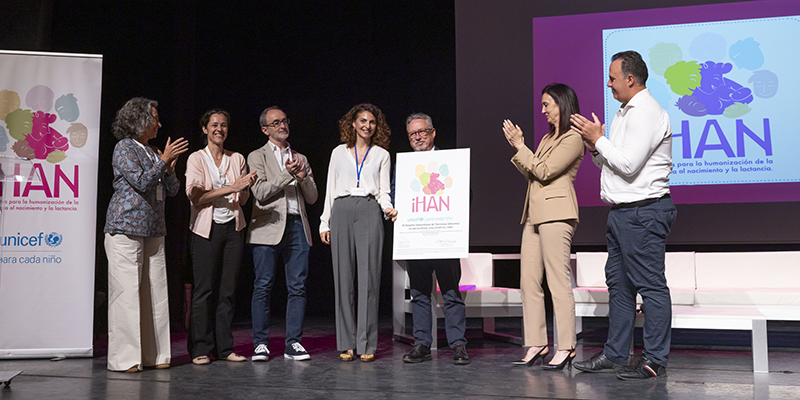 alt="Entrega del II Premio Rosa Mazón Valero a la matrona Nancy Cárcamo, durante las X Jornadas de Lactancia Materna organizadas por el Hospital Universitario de Torrevieja, junto a representantes municipales y sanitarios."