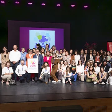 va3413-lactancia2 alt="Foto de grupo de asistentes y organizadores de las X Jornadas de Lactancia Materna, celebradas en el Centro Cultural Virgen del Carmen, Torrevieja."