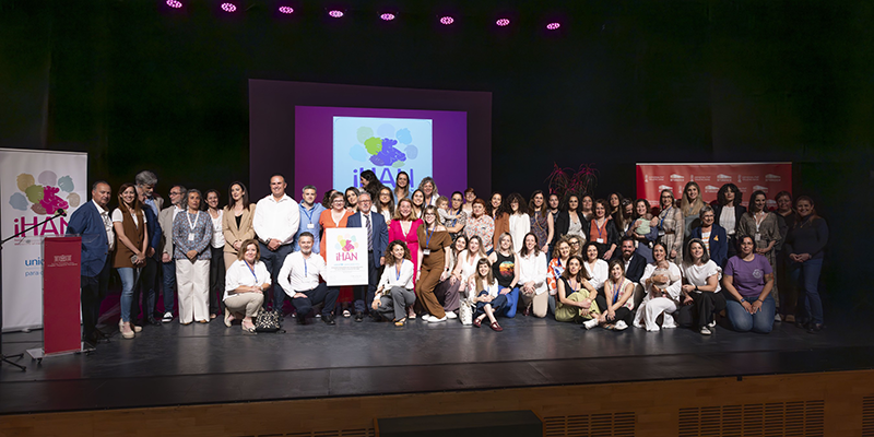 va3413-lactancia2 alt="Foto de grupo de asistentes y organizadores de las X Jornadas de Lactancia Materna, celebradas en el Centro Cultural Virgen del Carmen, Torrevieja."