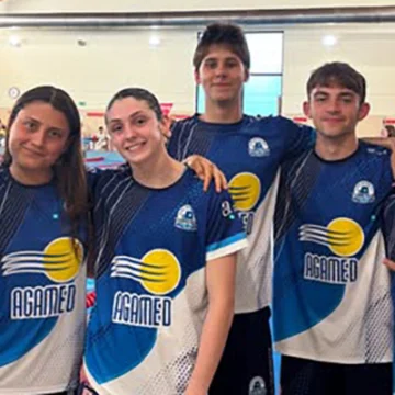 alt="Equipo del Club Natación Torrevieja tras competir en la 5.ª jornada de la Liga Alevín en Petrer, con varios nadadores clasificados para autonómicos y destacadas marcas personales."