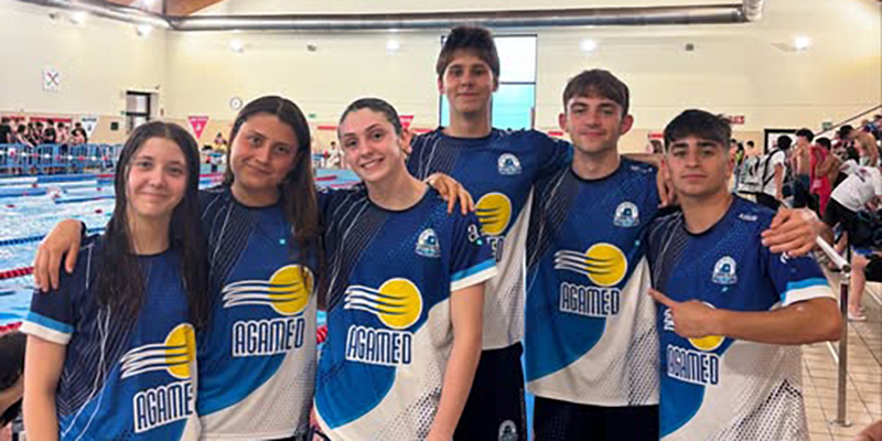 va3413-natacion alt="Equipo del Club Natación Torrevieja tras competir en la 5.ª jornada de la Liga Alevín en Petrer, con varios nadadores clasificados para autonómicos y destacadas marcas personales."