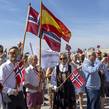 Cientos de noruegos celebraron el día de su fiesta nacional