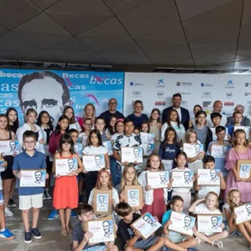 Entrega de las Becas “Ricardo Lafuente” en Torrevieja a alumnos del Conservatorio Profesional Francisco Casanovas, junto a representantes de la Asociación Musical 3MAP, Ayuntamiento y entidades colaboradoras