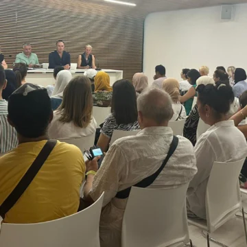 Reunión informativa celebrada en el Centro Multiusos de Torrevieja con asistencia de alumnado, concejales y personal de la Oficina PANGEA para explicar las novedades de la nueva Ley de Extranjería
