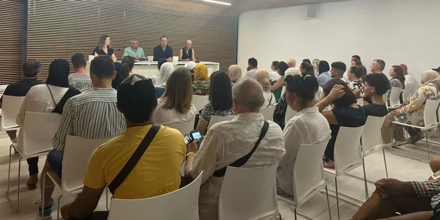 VA3418-COMIENZAN LAS REUNIONES PARA INFORMAR DE LAS NOVEDADES DE LA NUEVA LEY DE EXTRANJERÍA 2 Reunión informativa celebrada en el Centro Multiusos de Torrevieja con asistencia de alumnado, concejales y personal de la Oficina PANGEA para explicar las novedades de la nueva Ley de Extranjería