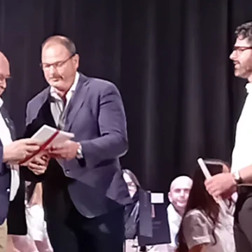 Los Salerosos estrenaron «Zulúes – 50 aniversario» de Miguel Hernández Mazón en honor de la comparsa «Negros Zulúes» de San Vicente del Raspeig