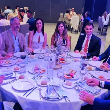 Imagen de la cena conmemorativa del 35 aniversario de APAEX en Torrevieja, con autoridades locales y el invitado especial Pedro García Aguado