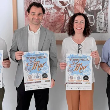 El presidente de la AEHTC, José Ignacio Pastor, el tesorero Marco Martinetti, el alcalde Eduardo Dolón y la concejal Rosario Martínez presentan las jornadas gastronómicas “Torrevieja y el Mar” 2025, mostrando el cartel oficial del evento.