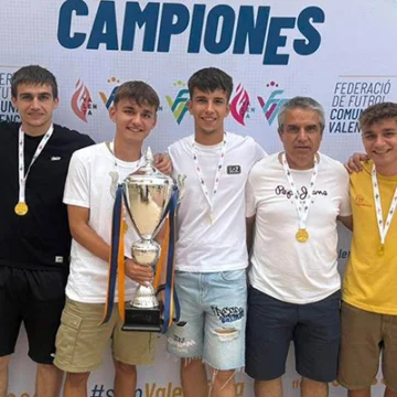 El Torrevieja FS levanta la copa de campeón de liga y celebra su ascenso a Preferente