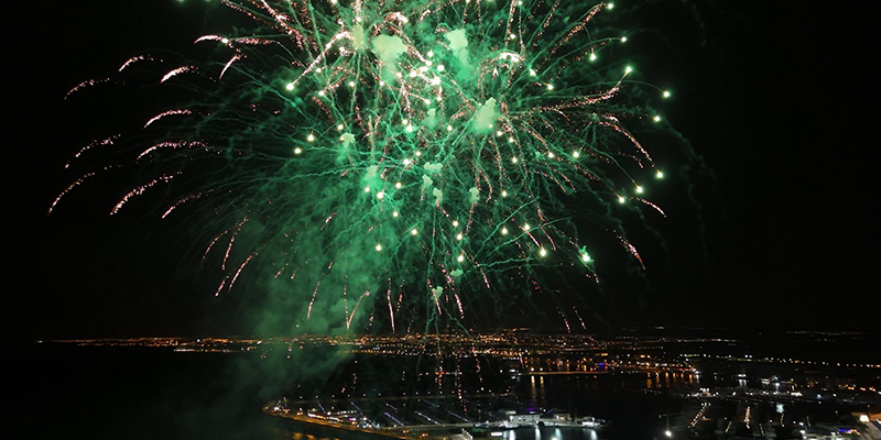 va3419-castillo Sonada bienvenida al verano al ritmo de un sensacional castillo de fuegos piromusical