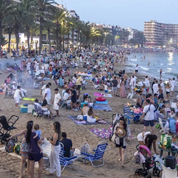 Las playas atrajeron a miles de personas en la noche de las hogueras