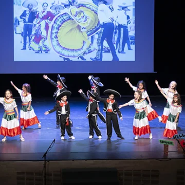 Deslumbrante musical “La casa de muñecas” de la Escuela Coral Municipal 