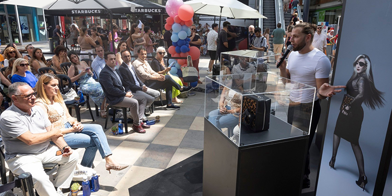 va3422-EDUARDO NAVARRETE 1 Eduardo Navarrete presentó en exclusiva en Torrevieja su nueva colección de bolsos “Musas”