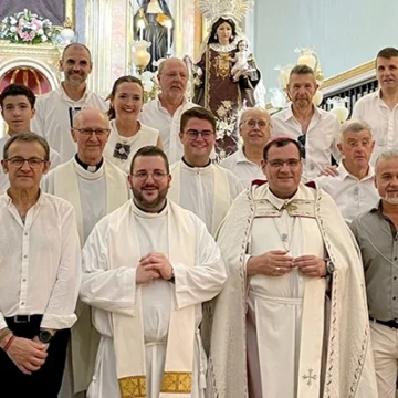 El obispo auxiliar de Valencia, Fernando Ramón, bendice una imagen de la Virgen del Carmen para la localidad de Bocairent realizada por Víctor García