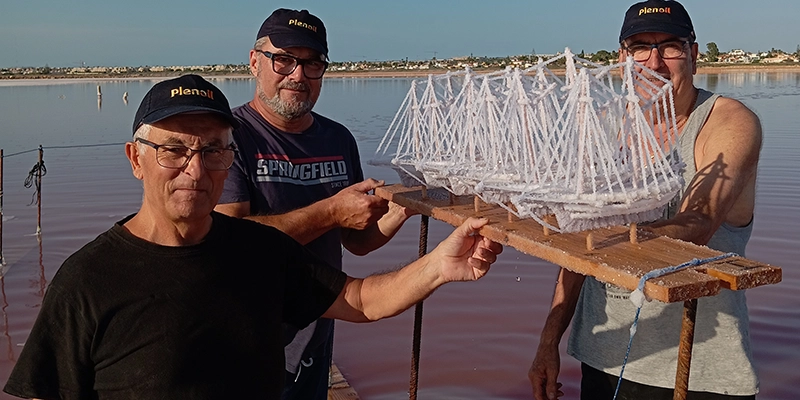 va3425-cuaje Con el cuaje de las maquetas finalizó el curso de la Escuela Municipal de Artesanía Salinera
