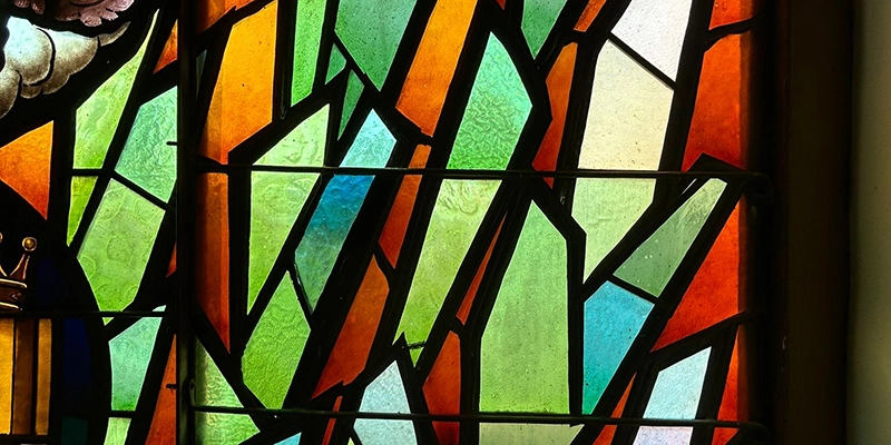 va3425-vidriera La vidriera de la fachada principal de la Inmaculada luce como nueva