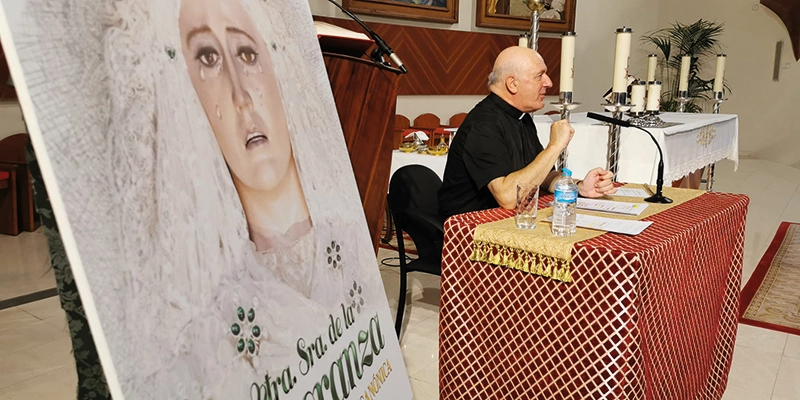 va3426-coronacion El párroco del Sagrado Corazón Aurelio Ferrándiz ofreció la conferencia: María, peregrina de esperanza