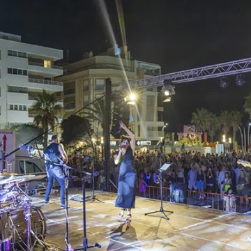 La Mata bailó con la música de los 80 y 90 de la mano de Conecta 2