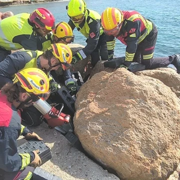 Llamativo rescate de un hombre que cayó entre las piedras de las piscinas naturales