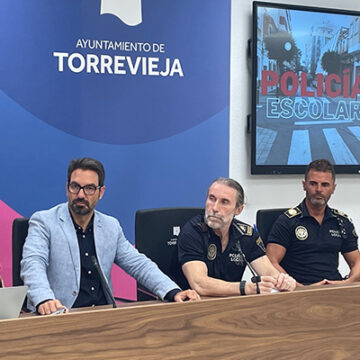 VA3430-PATRULLA-POLICIA-COLES Comienza la actividad la patrulla escolar de la Policía Local para refuerzo de la atención a menores y centros educativos