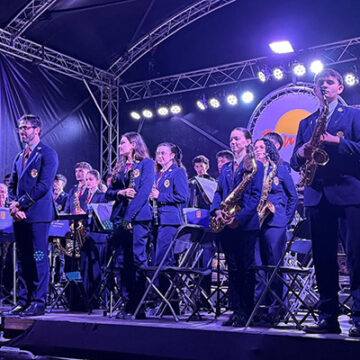 La Banda «Ciudad de Torrevieja – Los Salerosos» se gana con su música al público belga en Mol