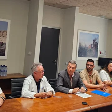 Sanidad firma un nuevo acuerdo que mejora las condiciones laborales del personal a extinguir del departamento de Torrevieja